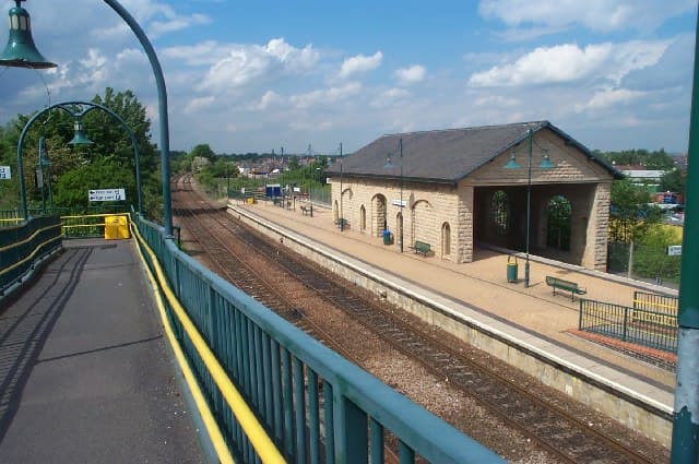 Mansfield Woodhouse, वह स्टेशन जिससे ये बाज़ार जुड़े हैं