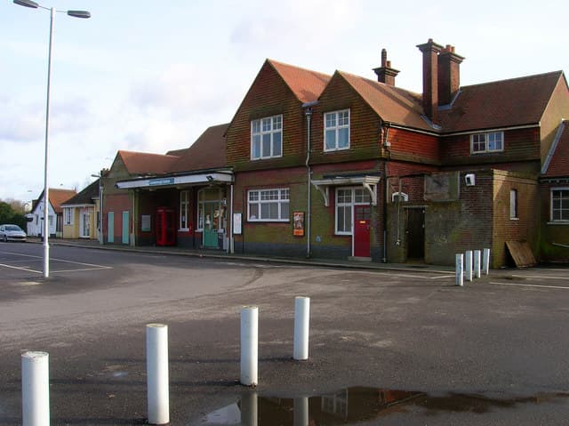 Crowborough, वह स्टेशन जिससे ये बाज़ार जुड़े हैं