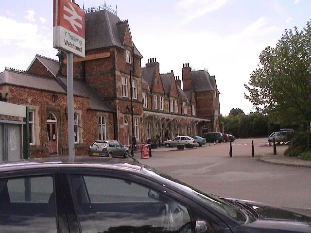 Welshpool, वह स्टेशन जिससे ये बाज़ार जुड़े हैं