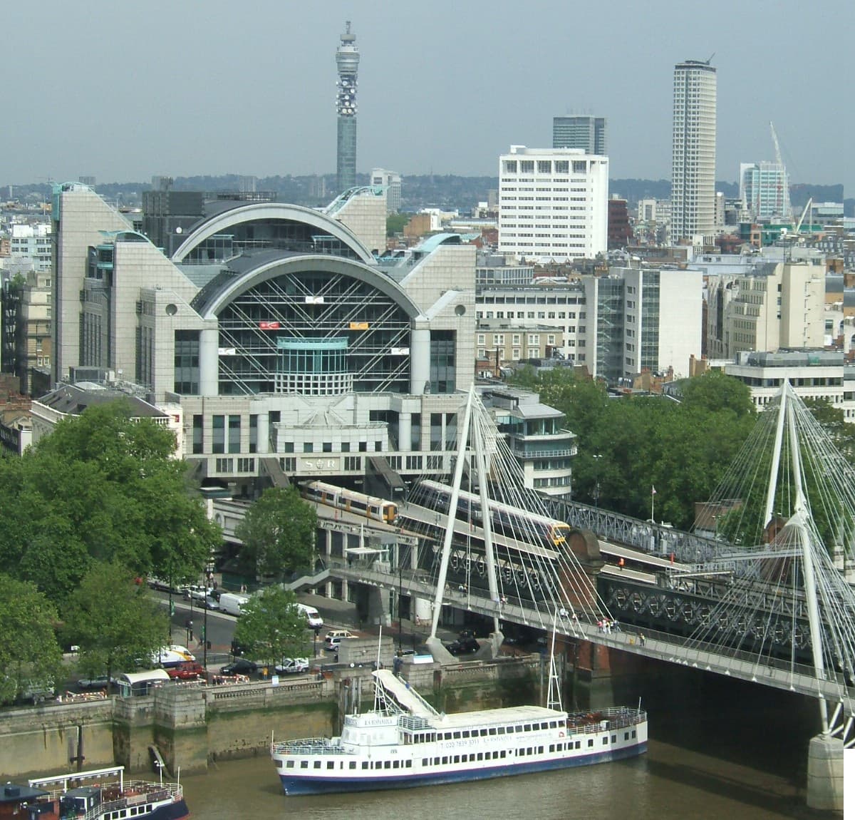 London Charing Cross, वह स्टेशन जिससे ये बाज़ार जुड़े हैं