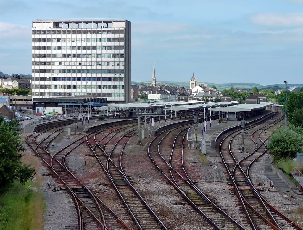 Plymouth, वह स्टेशन जिससे ये बाज़ार जुड़े हैं