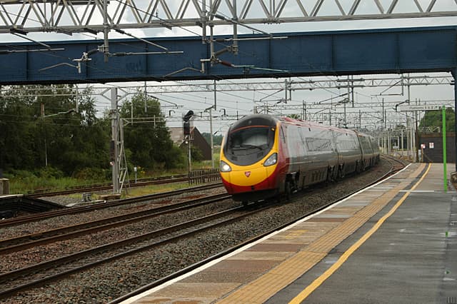 Rugeley Trent Valley, वह स्टेशन जिससे ये बाज़ार जुड़े हैं